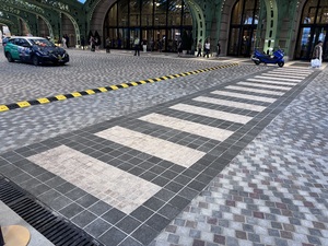 P1615 - Parisian Porte Cochere Zebra Crossing